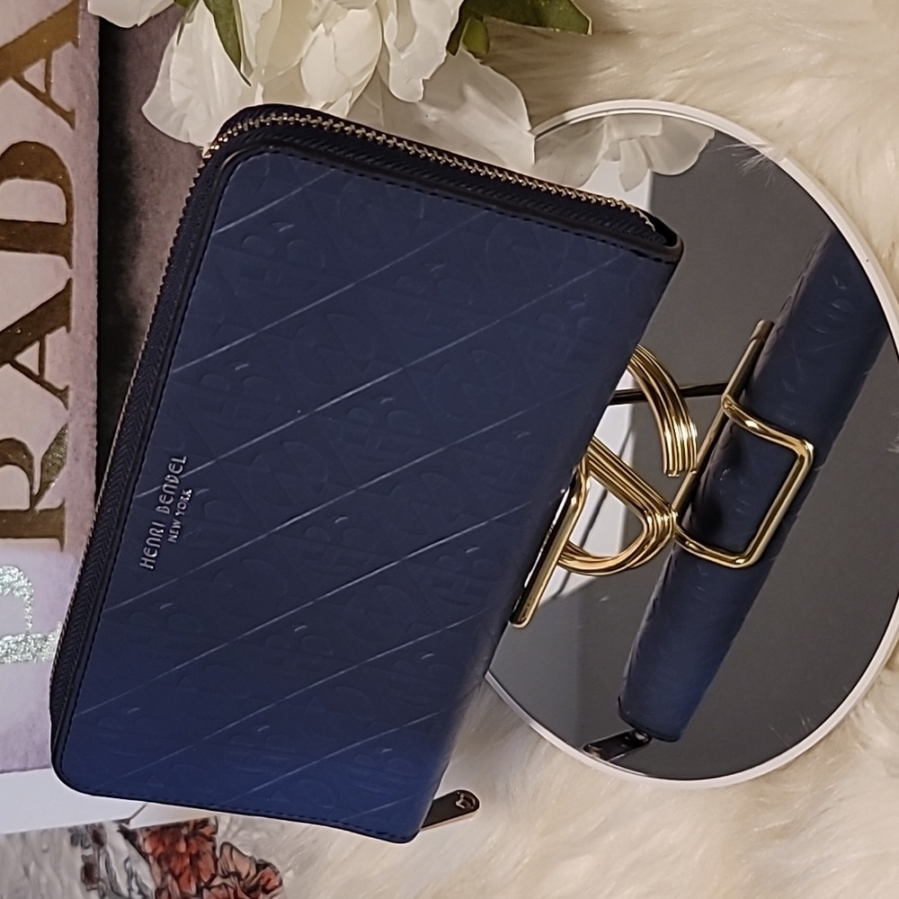 💙Henri Bendel Blue Embossed Zip Around Wallet💙